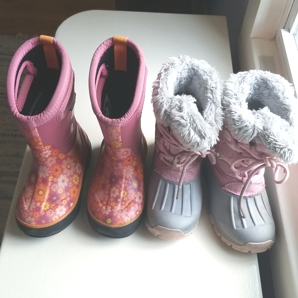 Pair of Youth Bogs and Snow Boots Size 9